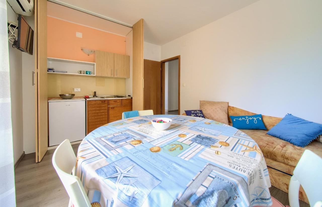 Apartments Dundo Njivice Exterior photo
